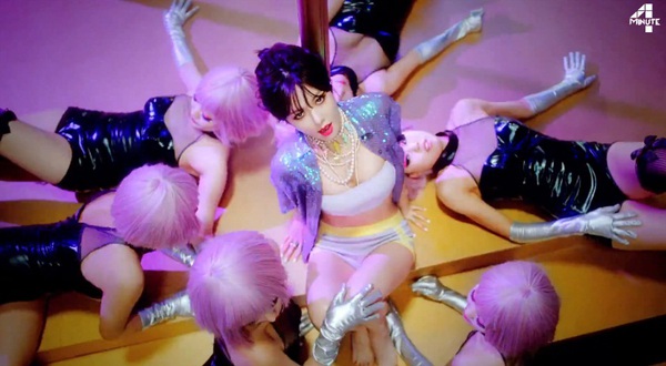 HyunA "twerk" như Miley trong MV mới của 4Minute 9