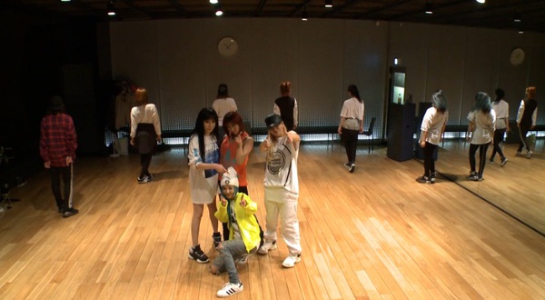 2NE1 nhảy nhót cực sung trong phòng tập 4
