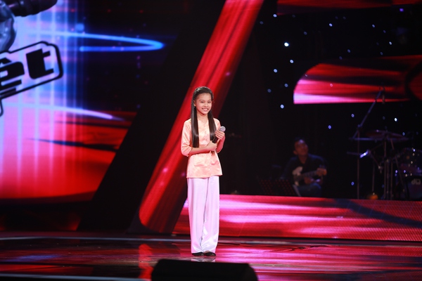 Lặng người với hoàn cảnh khó khăn của cô bé khiếm thị "The Voice Kids" 6