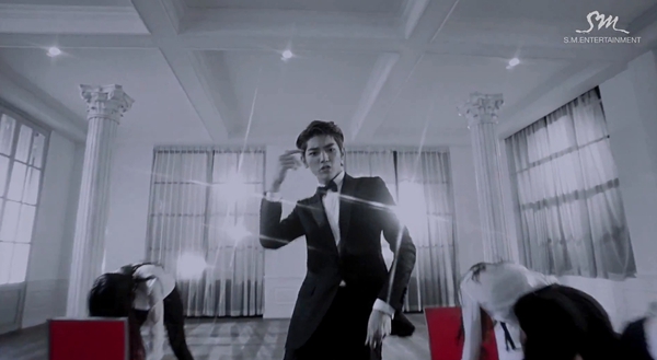 Hot boy mới nhà SM "bắn rap" trong MV Red Velvet 4