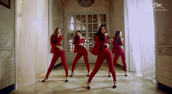 Hot boy mới nhà SM "bắn rap" trong MV Red Velvet 5