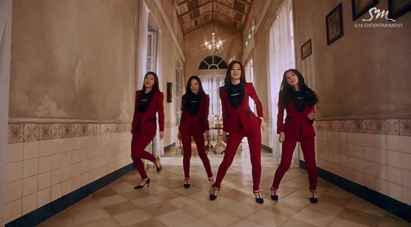 Hot boy mới nhà SM "bắn rap" trong MV Red Velvet 6