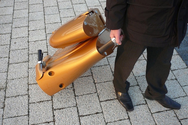 Cool Stuff: Xe m&aacute;y scooter c&oacute; thể gập v&agrave;o như va-li k&eacute;o 3