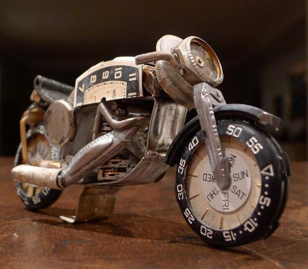 Bộ sưu tập xe máy làm từ... đồng hồ đeo tay 1