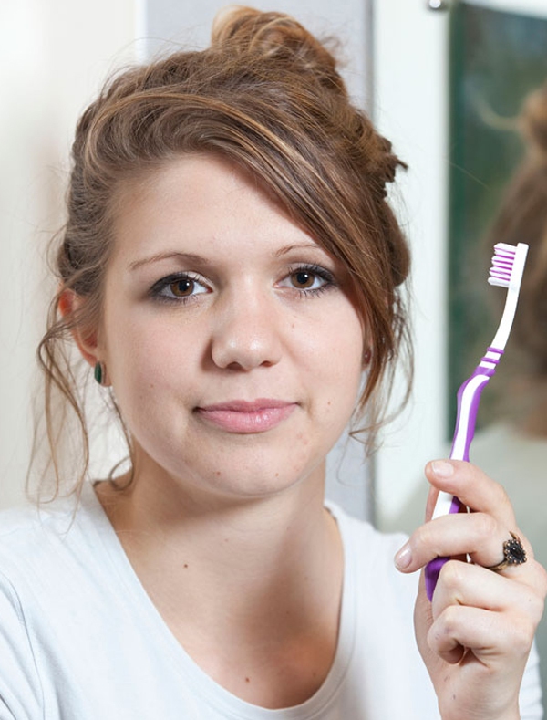 Nhẫn, gi&aacute;n, t&oacute;c, đinh, lưỡi dao lam... t&igrave;m thấy trong dạ d&agrave;y người 6