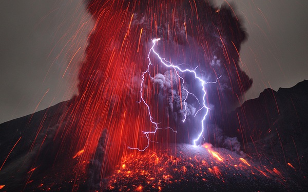 Núi lửa trong cơn bão 1