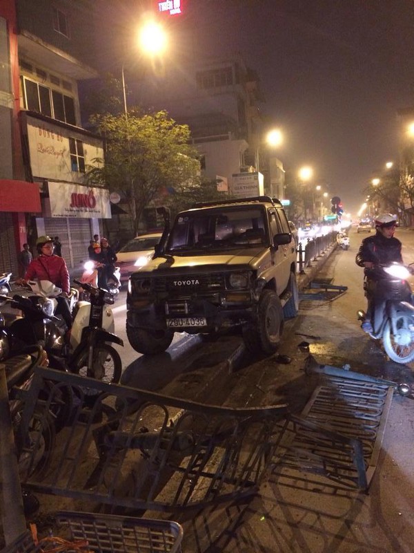 Hà Nội: Xe ô tô đâm trọng thương cô gái trẻ rồi bỏ chạy 2 Hà Nội: Xe ô tô đâm trọng thương cô gái trẻ rồi bỏ chạy 2