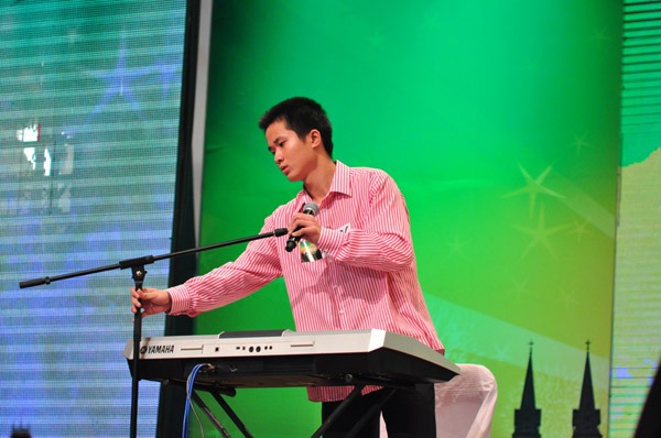 "Đồ rê mí 2009" Đức Anh ghi điểm trên sân khấu Got Talent 5