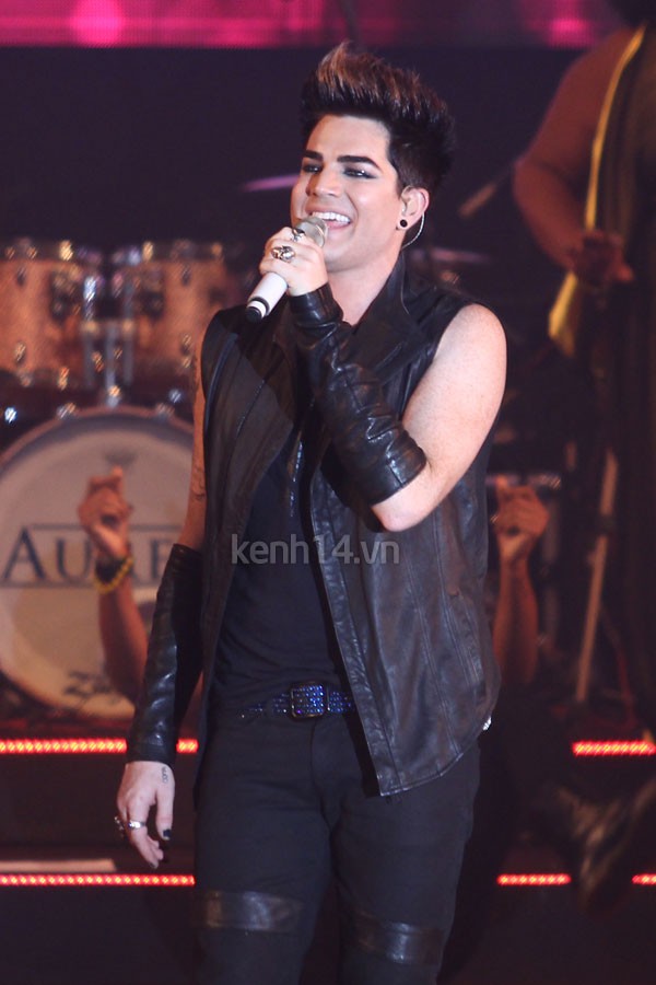 Kh&aacute;n giả Việt đứng ngồi kh&ocirc;ng y&ecirc;n c&ugrave;ng Adam Lambert 1