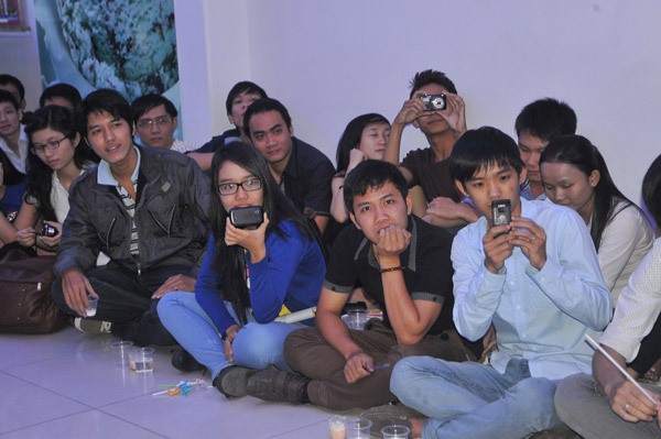Lý Hải khoe vợ và con trai trong họp fan 9