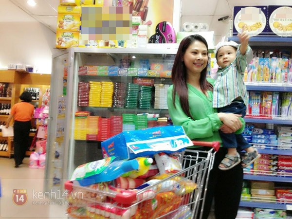 Bé Jacky tung tăng đi mua sắm Tết cùng mẹ Thanh Thảo 9
