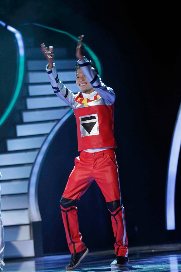 Ch&agrave;ng trai vẽ tranh "đốt" Huy Tuấn v&agrave;o Chung kết Got Talent 3