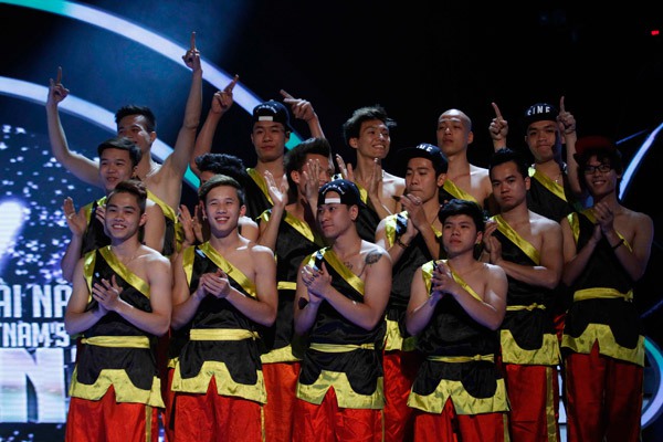 Ch&agrave;ng trai vẽ tranh "đốt" Huy Tuấn v&agrave;o Chung kết Got Talent 7