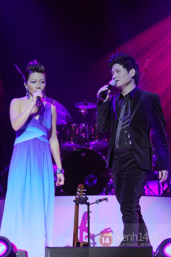 Uy&ecirc;n Linh thăng hoa cảm x&uacute;c b&ecirc;n Diva Trần Thu H&agrave; 13