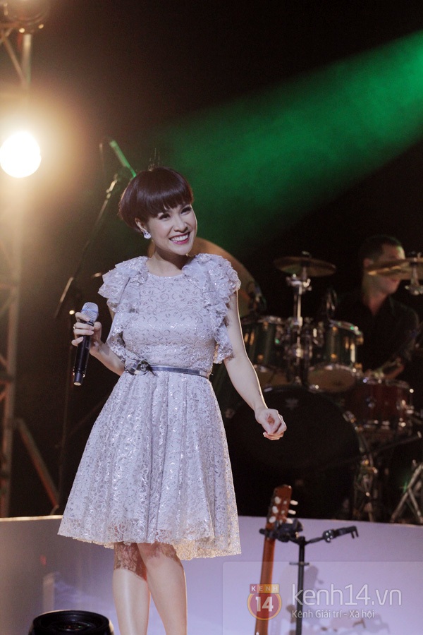 Uy&ecirc;n Linh thăng hoa cảm x&uacute;c b&ecirc;n Diva Trần Thu H&agrave; 4
