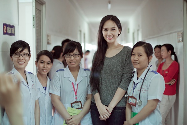 Mai Phương Thúy thăm bé gái bị máy ép nước mía lột da đầu 9