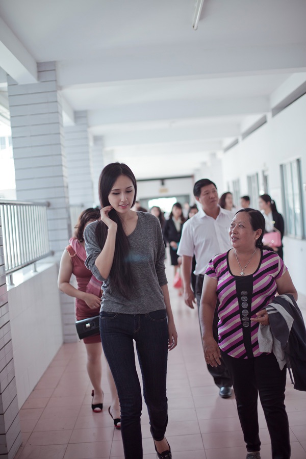 Mai Phương Thúy thăm bé gái bị máy ép nước mía lột da đầu 10