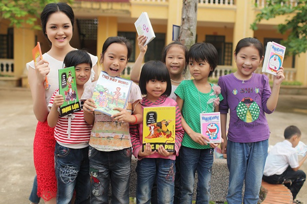 Á hậu Hoàng Anh đi tặng sách cho trẻ em nghèo 10