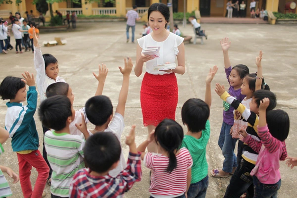 Á hậu Hoàng Anh đi tặng sách cho trẻ em nghèo 1