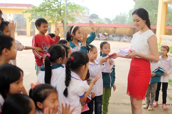 Á hậu Hoàng Anh đi tặng sách cho trẻ em nghèo 2