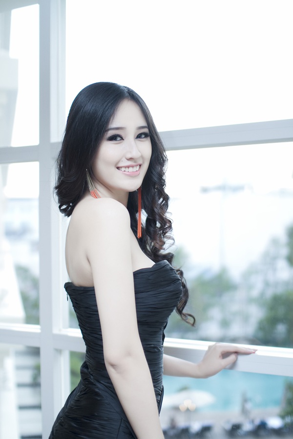 Hoa hậu Mai Phương Thúy liên tục "khoe" da trắng, chân thon 3