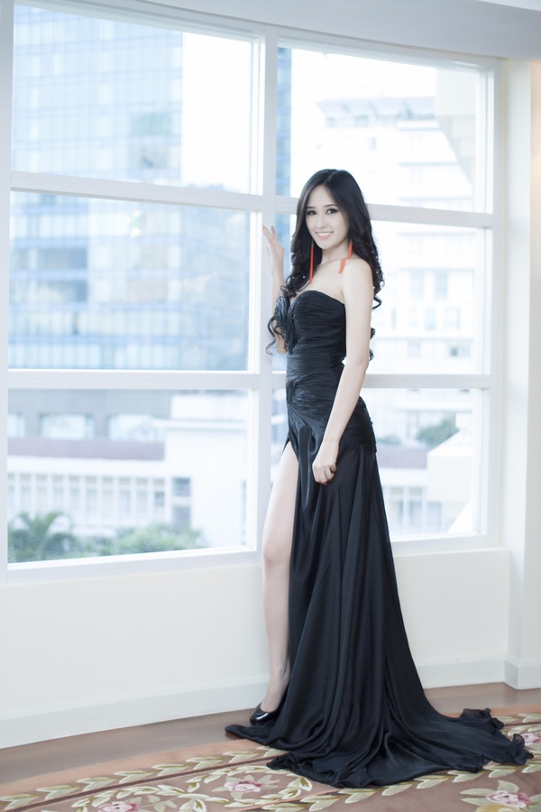 Hoa hậu Mai Phương Thúy liên tục "khoe" da trắng, chân thon 1