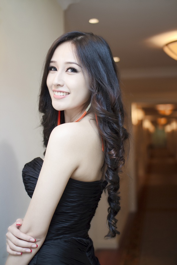 Hoa hậu Mai Phương Thúy liên tục "khoe" da trắng, chân thon 6