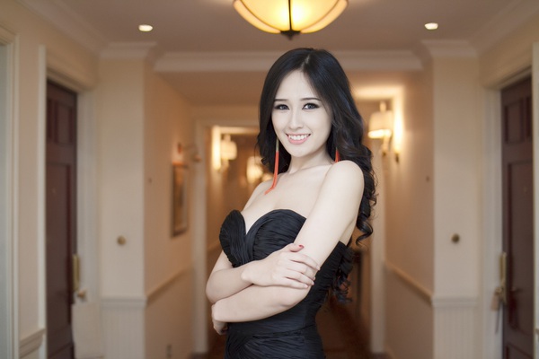Hoa hậu Mai Phương Thúy liên tục "khoe" da trắng, chân thon 7