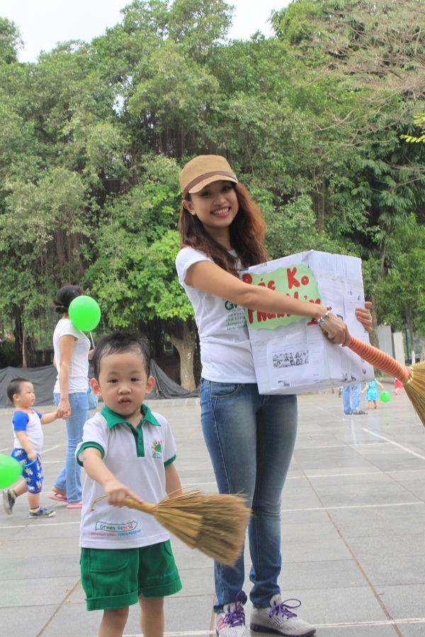 Con trai Vân Hugo hào hứng đi... quét rác 1