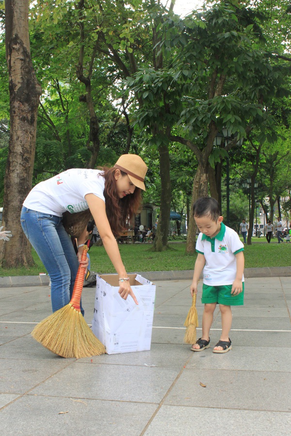 Con trai Vân Hugo hào hứng đi... quét rác 4