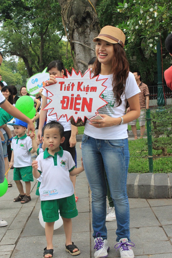 Con trai Vân Hugo hào hứng đi... quét rác 5