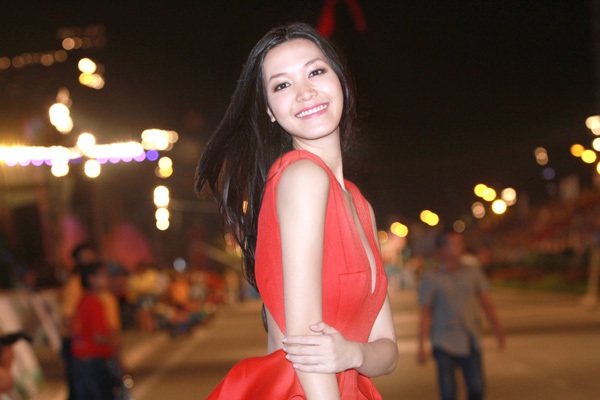 Hoa hậu Thùy Dung rực rỡ khoe sắc cùng "Carnaval" 3