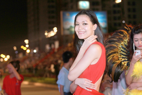 Hoa hậu Thùy Dung rực rỡ khoe sắc cùng "Carnaval" 4