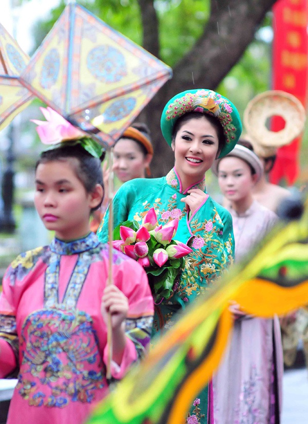 Ngọc Hân hóa thân thành Nam Phương hoàng hậu đẹp kiêu sa 4