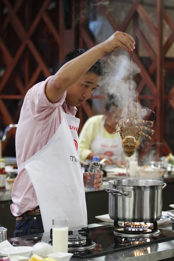 Thí sinh "MasterChef Vietnam" gặp khó khăn với “bí mật” tôm hùm 5