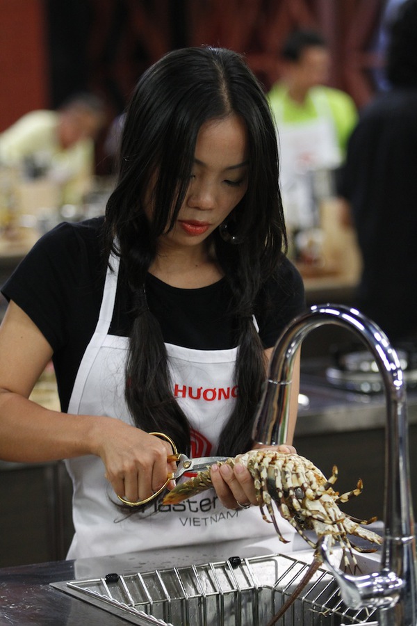 Thí sinh "MasterChef Vietnam" gặp khó khăn với “bí mật” tôm hùm 7