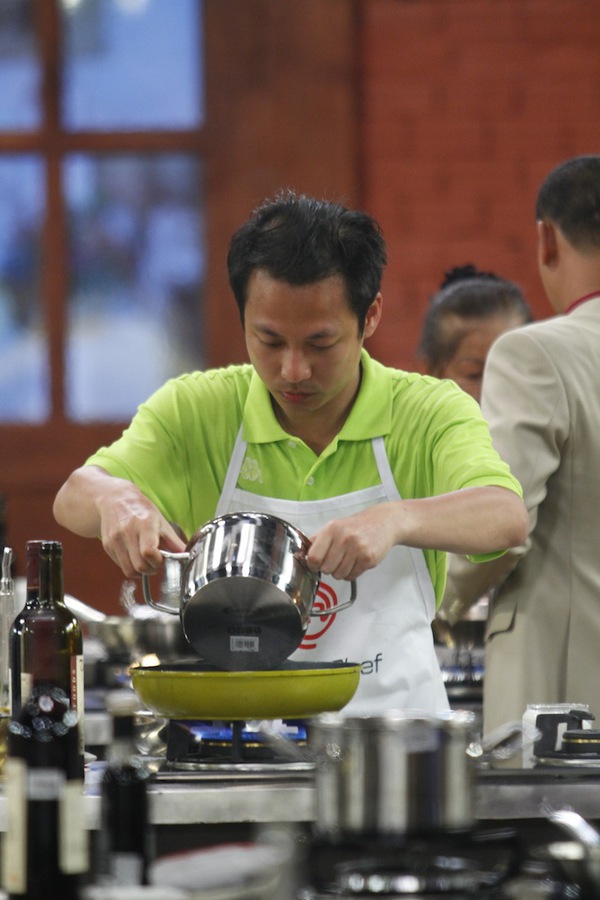 Thí sinh "MasterChef Vietnam" gặp khó khăn với “bí mật” tôm hùm 8