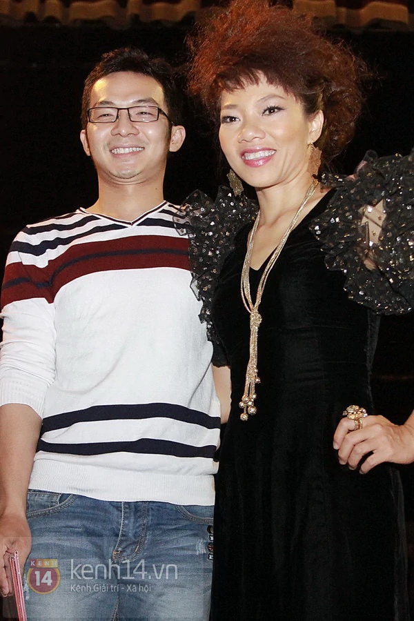 Hai con của Thanh Lam đi bán đĩa cho mẹ 8