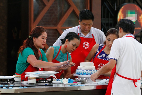 Giám khảo MasterChef đổ bánh xèo của Anh Thư vào sọt rác 5