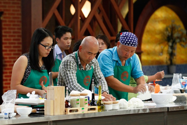 Giám khảo MasterChef đổ bánh xèo của Anh Thư vào sọt rác 7