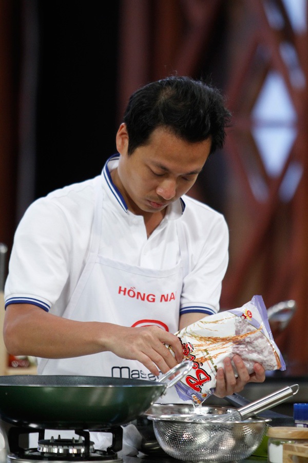 Giám khảo MasterChef đổ bánh xèo của Anh Thư vào sọt rác 18