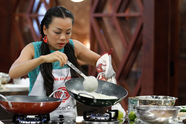 Giám khảo MasterChef đổ bánh xèo của Anh Thư vào sọt rác 16