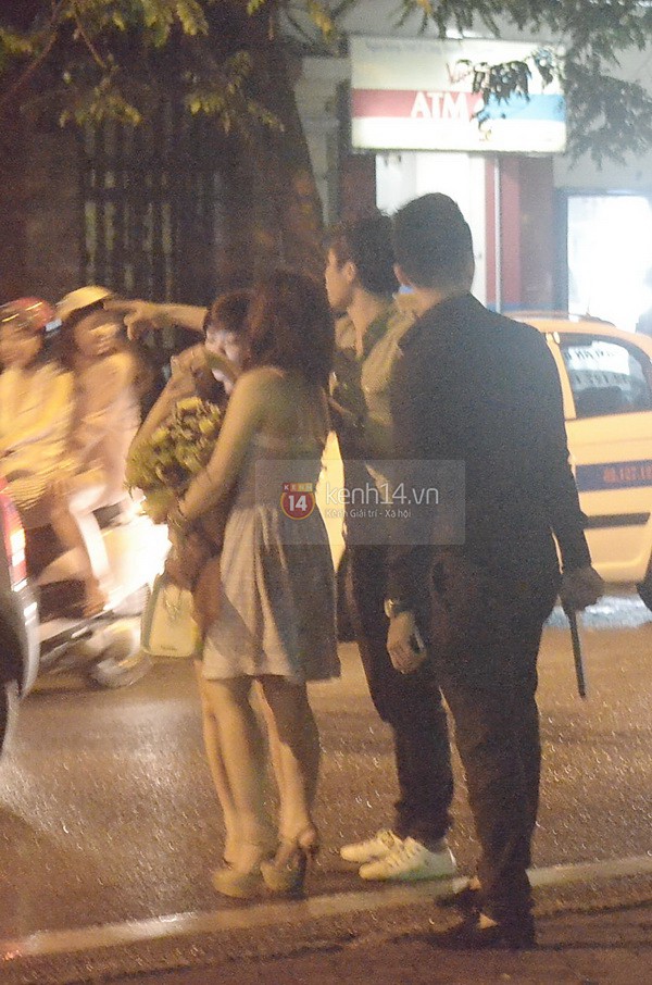 Hương Tr&agrave;m t&igrave;nh tứ với bạn trai mới giữa đường phố 9