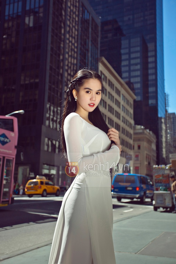 Ngọc Trinh duyên dáng áo dài trên đường phố New York 5