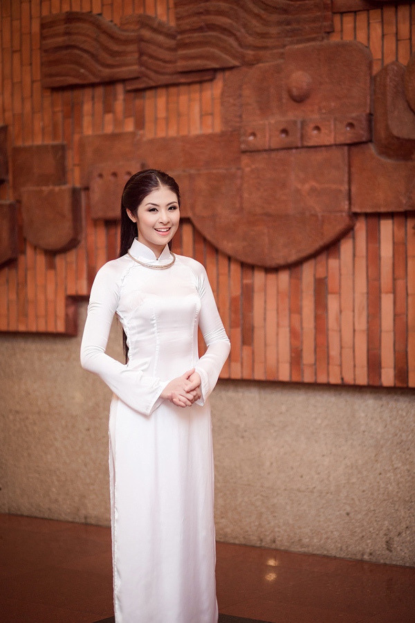 Hoa hậu Ngọc Hân dịu dàng với áo dài trắng 1