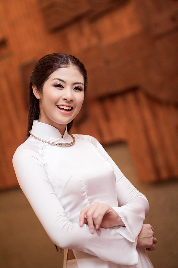 Hoa hậu Ngọc Hân dịu dàng với áo dài trắng 2