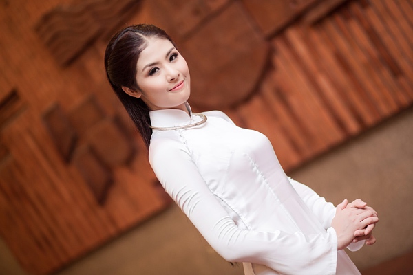 Hoa hậu Ngọc Hân dịu dàng với áo dài trắng 3