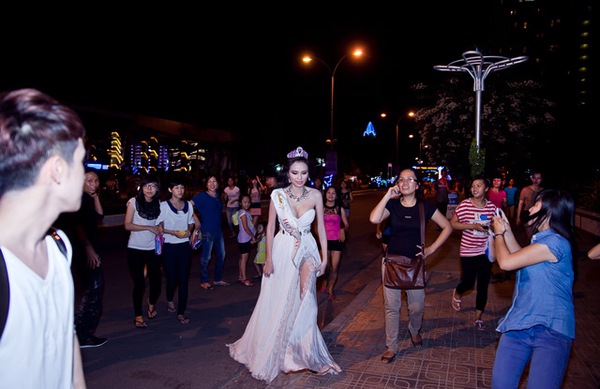 Hoa hậu Diễm Hương bị fan "rượt đuổi" trên đường 3