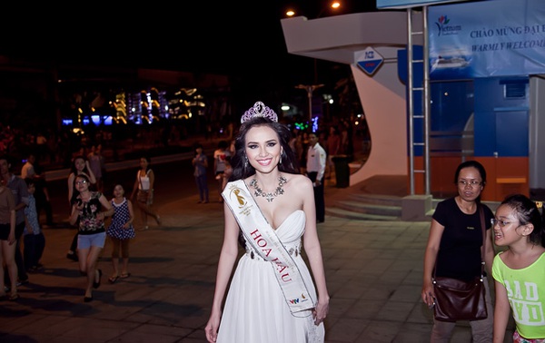 Hoa hậu Diễm Hương bị fan "rượt đuổi" trên đường 7