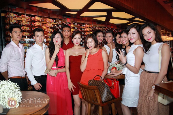 D&agrave;n sao quậy tưng bừng mừng sinh nhật &Aacute; hậu T&uacute; Anh 12